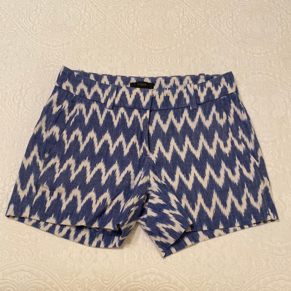 J Crew size 000, 3” blue/white flame stitch pattern shorts. 100% cotton.